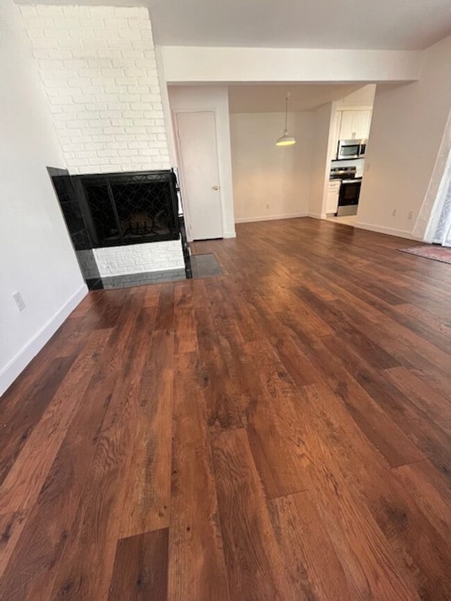 Building Photo - 3 bed 1.5 bath 2 story condo in Park Place...