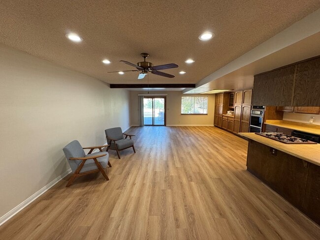 Building Photo - Spacious Central Ventura Home