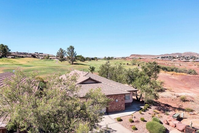 Building Photo - 3 Bedroom Home + an office on Southgate Golf Course.