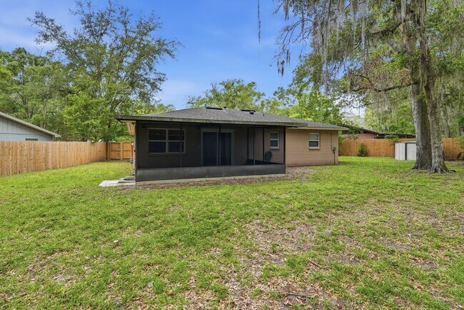 Building Photo - Roomy 3 bedroom 2 bath with great fenced yard