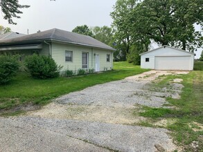 Building Photo - 3435-3435 Valley Dr
