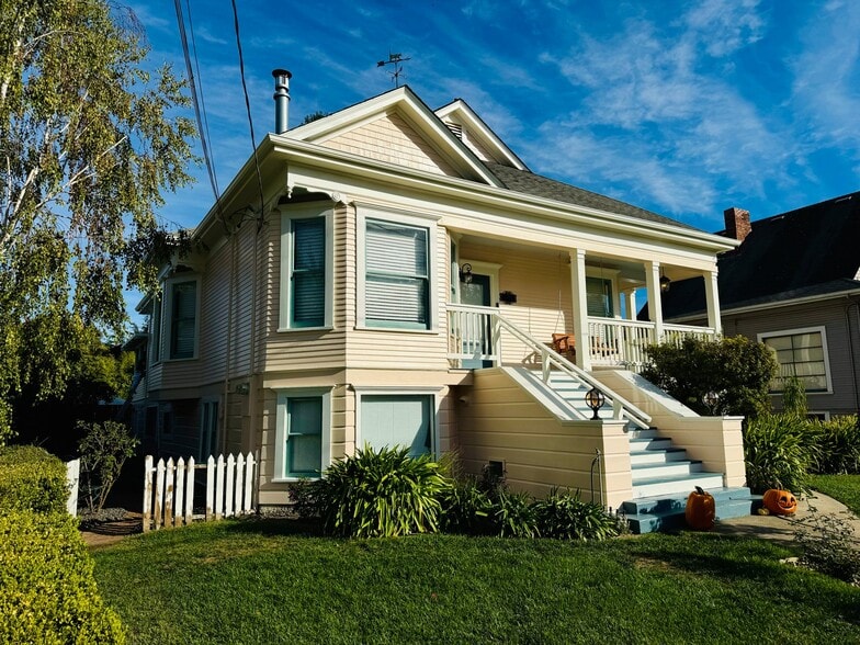 Building Photo - 754 Slater St