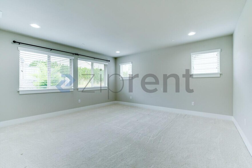 Building Photo - Unit