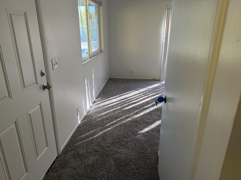 Building Photo - 831 E Stratford Ave