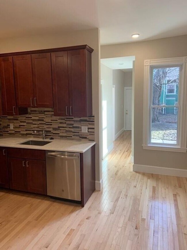 Building Photo - BU 1-bed split(2 Bedroom w/o LR) w/heat