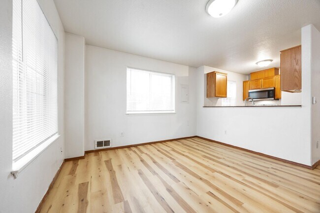 Building Photo - 1 Bed / 1 Bath Apartment – Updated Flooring – Convenient NE Portland Location