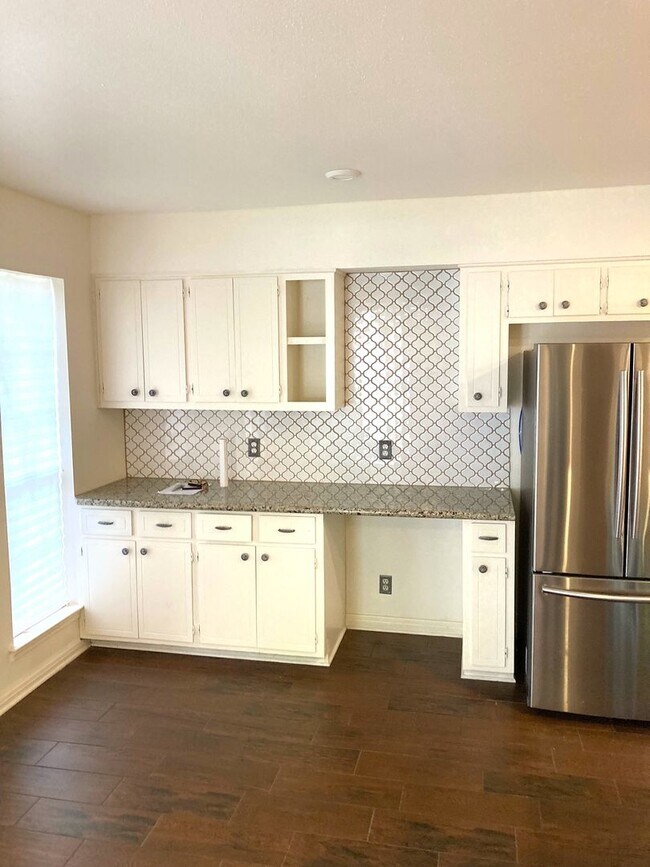 Building Photo - Maintenance free living in this updated condo