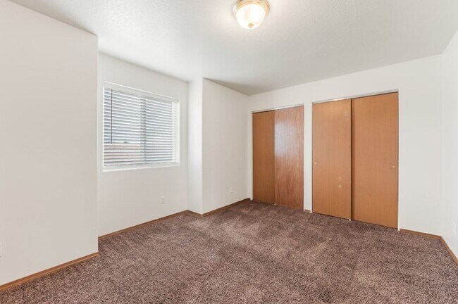 Building Photo - 3 bed 2 bath townhome