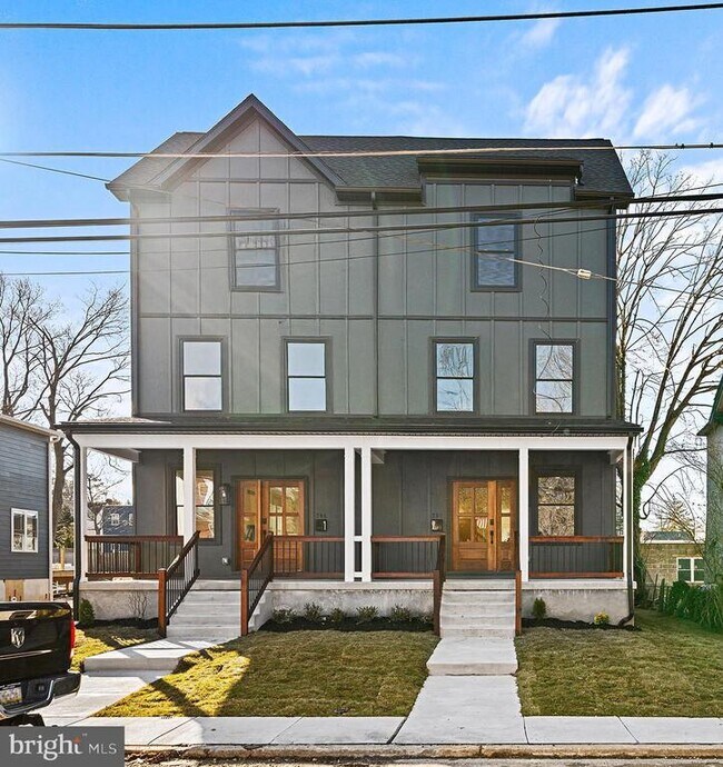 Building Photo - 705 Preston Ave