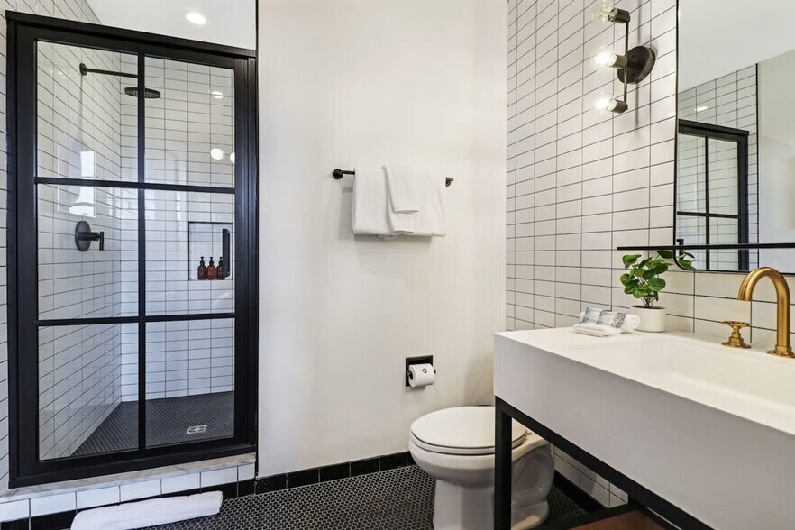 Building Photo - 1148 S Peters St