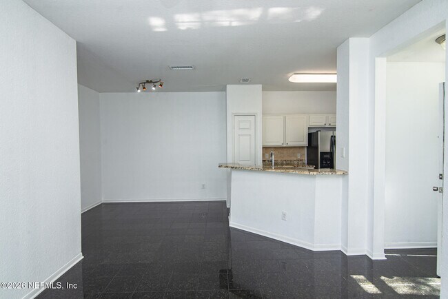 Building Photo - 13703 Richmond Park Dr N