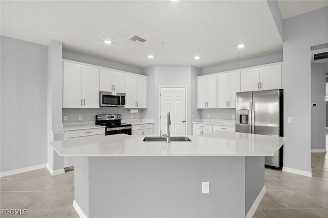 Building Photo - 12000 Santaluz Dr