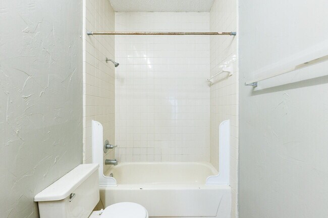 Building Photo - MOVE IN SPECIAL *1st Month Half Off Rent* - Extra Large 2 Bedroom 2 Bathroom Apartment