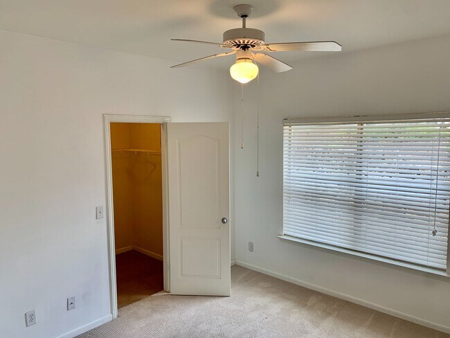 Building Photo - Amazing 1 bedroom, 1 bathroom Condo in Montevista!