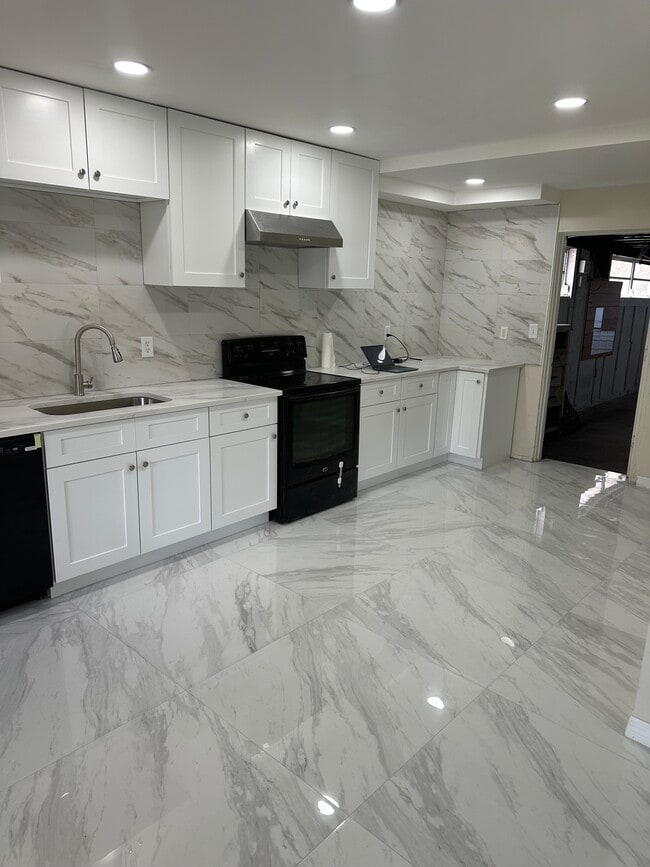 Building Photo - 4909 N Darby Ave