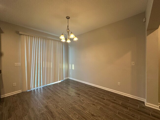 Building Photo - LIKE NEW OAKLEAF TOWNHOME!