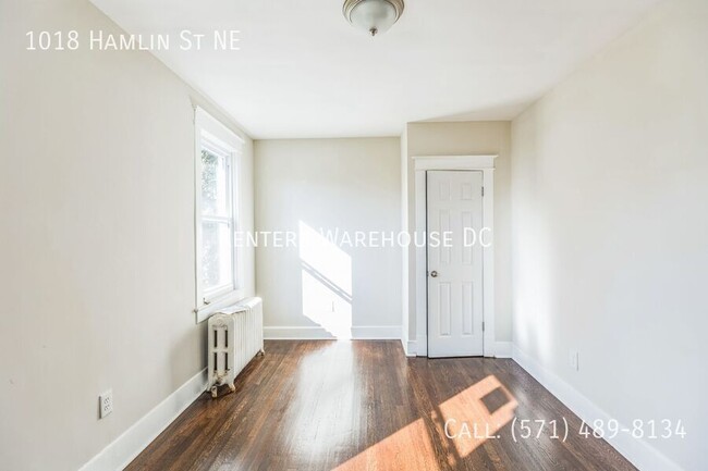 Building Photo - Newly renovated 3bd/1.5bth end unit TH Nes...