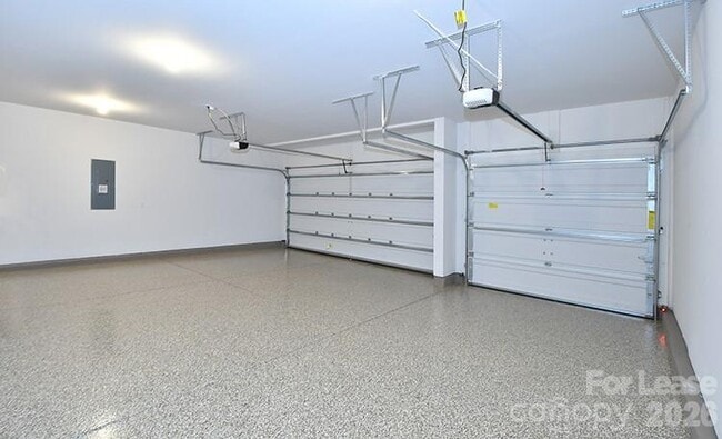 Building Photo - 6153 Sylvan Dr