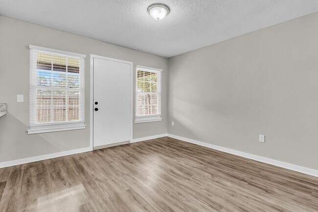 Building Photo - 3 Bedroom 1.5 Bath Town Home in North Charleston