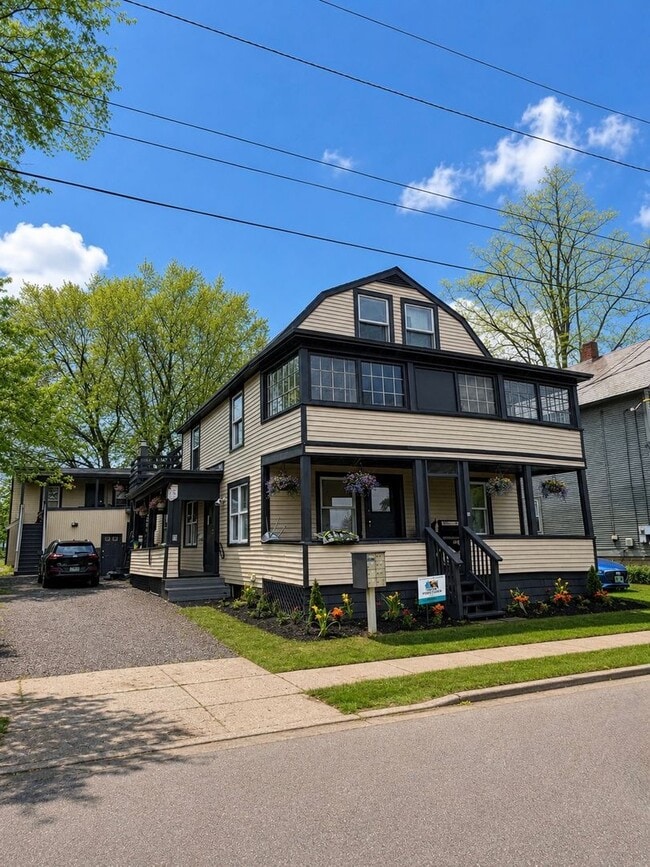 Building Photo - 47 1/2 Willow St