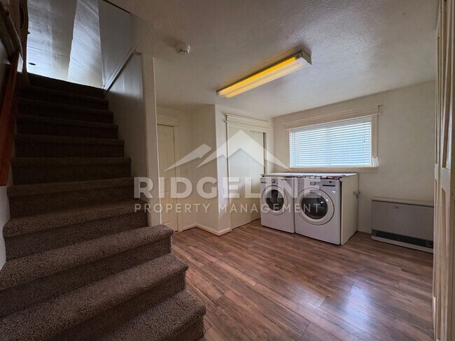 Building Photo - 2 Bed Home on .96 Acres!