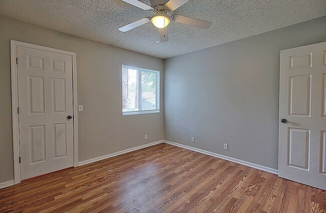 Building Photo - 910 Brett Dr