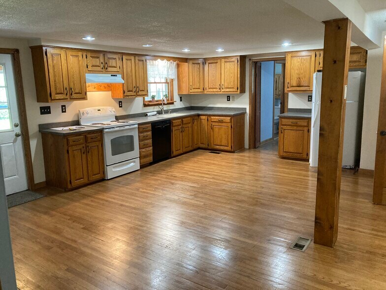 Primary Photo - 221 S James St