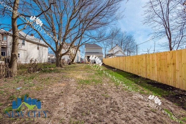Building Photo - Large Remodeled 2 Bedroom Single-Family Ho...