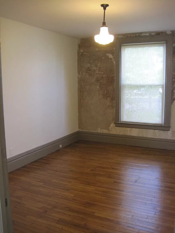Building Photo - 726 Lake Dr SE