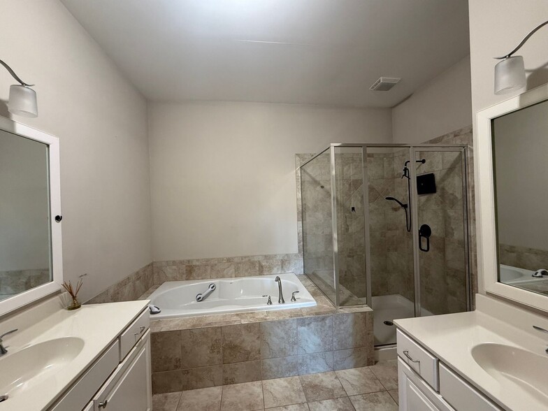 Building Photo - 546 Micayne Cir SE