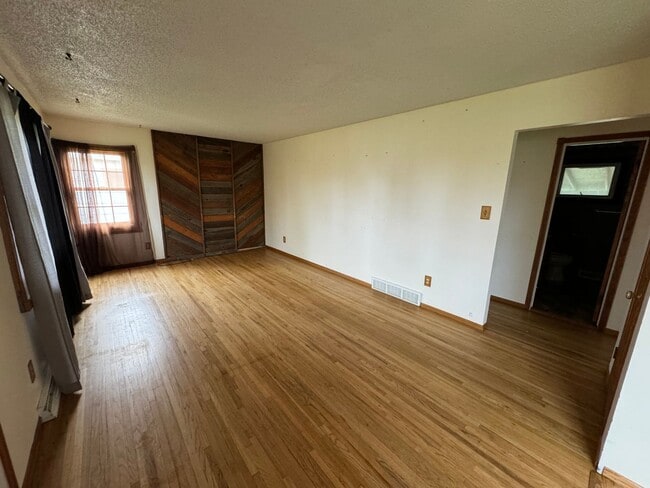 Building Photo - Quiet Home On The East Side of Great Falls!