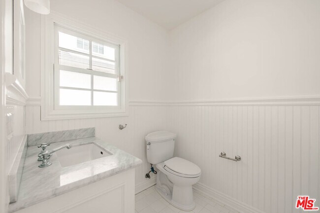 Building Photo - 308 19th St