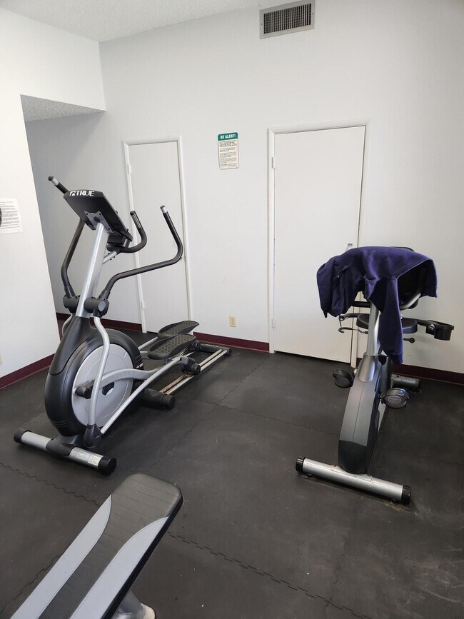 Building Photo - 600 Village Green Ct