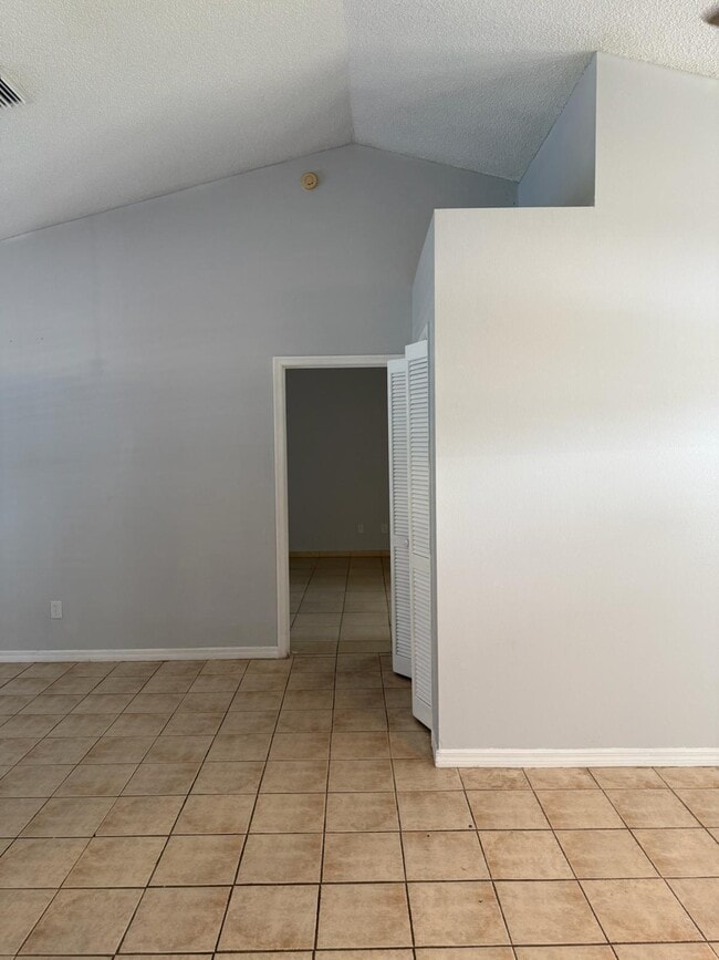 Building Photo - 917 SE Streamlet Ave