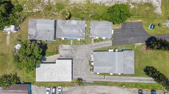 Building Photo - 3313 S US Hwy 1