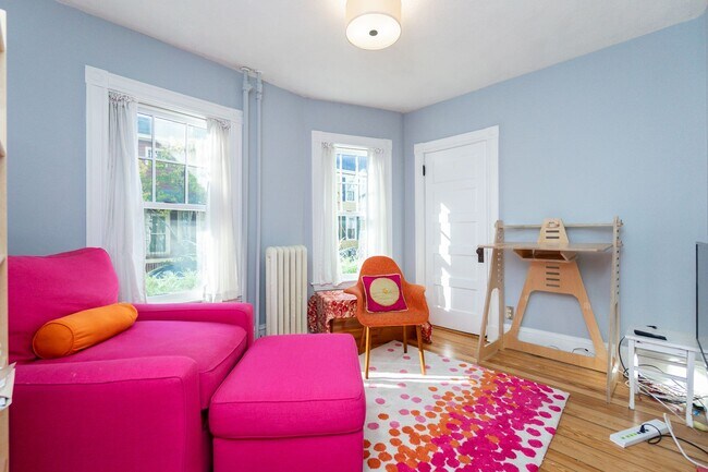 Building Photo - Beautiful Light Filled 2 Bedroom Between Harvard Sq and Porter Sq