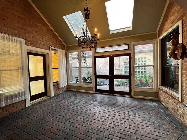 Building Photo - 6983 Oakwood Park
