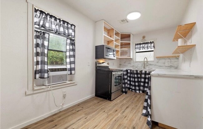 Building Photo - $1500 move-in special