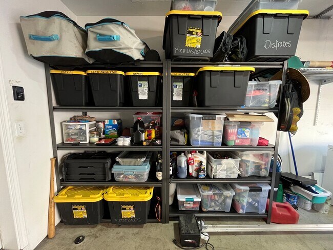 Building Photo - Lovely 2Bd + 2.5Ba in Beaverton!! Minutes Away From Nike! New Roof, Fence, Paint and Additional B...