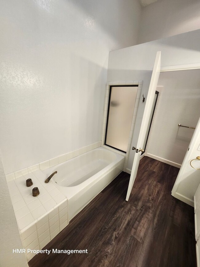 Building Photo - Beautiful 3-Bed, 3-Bath Condo in Prime Cla...