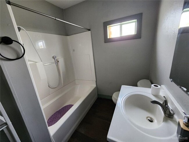 Building Photo - 20 Thornton St