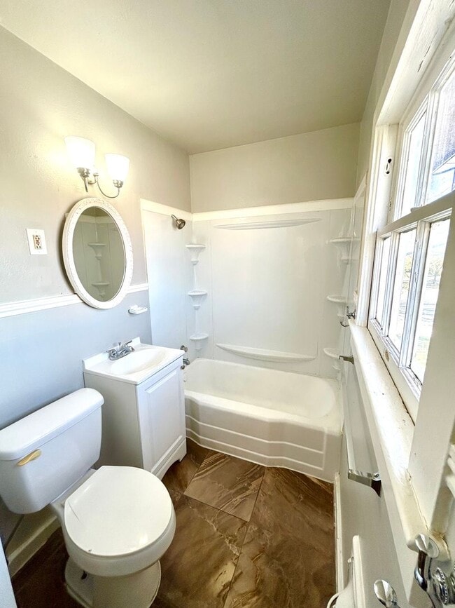 Building Photo - 425 Maverick St