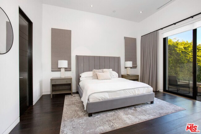 Building Photo - 454 N Sweetzer Ave