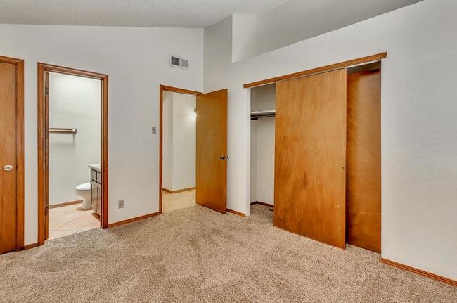 Building Photo - 4886 Maureen Cir