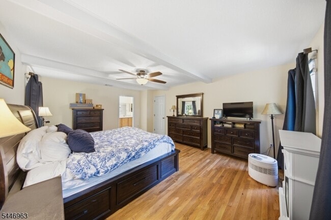 Building Photo - 2057 Lakeside Dr W