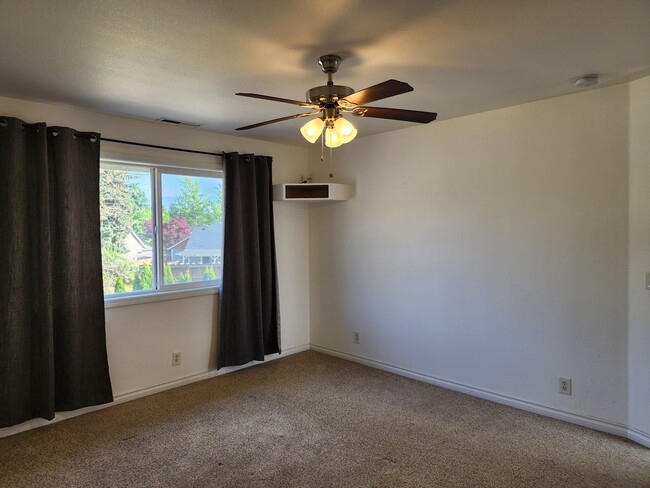 Building Photo - Stunning Regency Estates Home