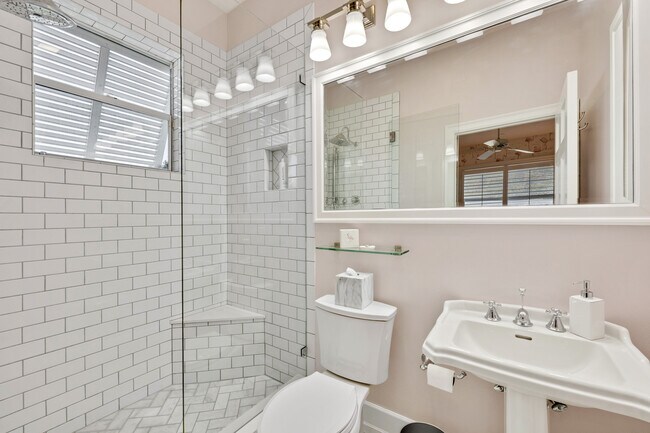 Building Photo - 121 Damfino St