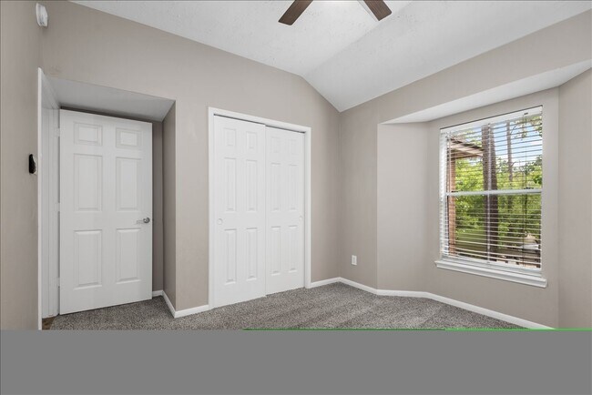 Building Photo - 8051 Bay Branch Dr