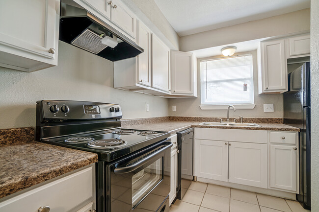 Primary Photo - MacArthur Apartments