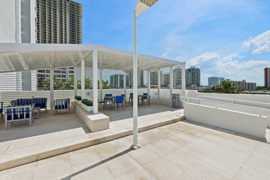 Building Photo - 16711 Collins Ave